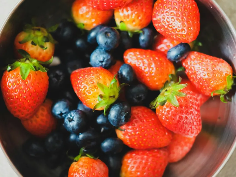 Schaal met aardbeien en blauwe bessen