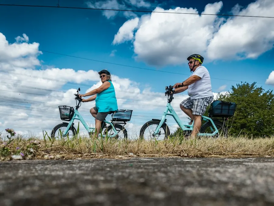 Ouder stel fietst langs een landweg