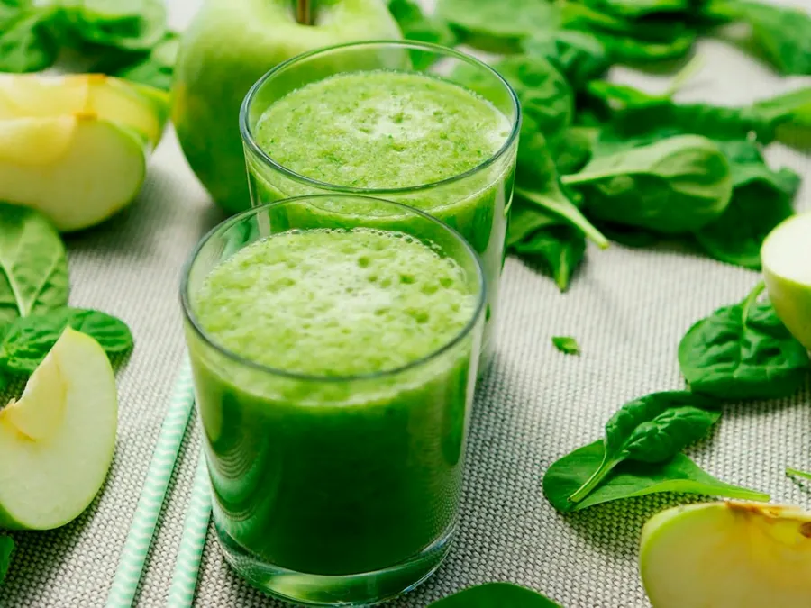 Twee glazen groene smoothie met appel en spinazie