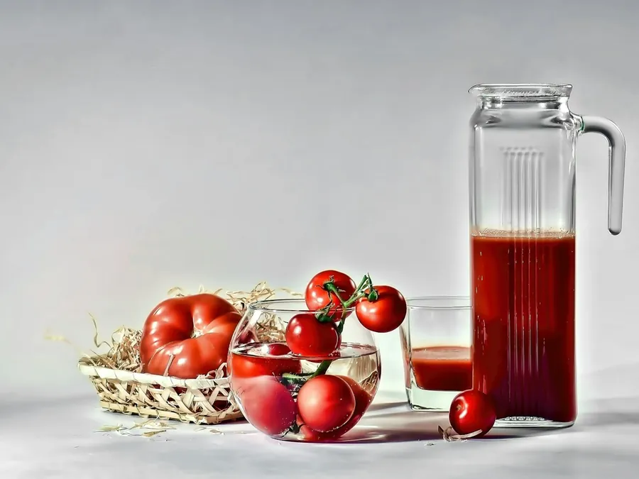 Kan met tomatensap en verse tomaten