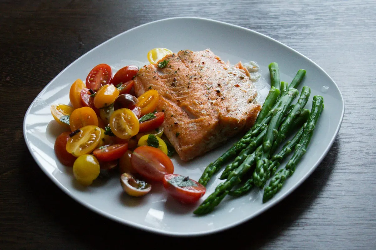 Bord met zalm, cherrytomaten en sperziebonen